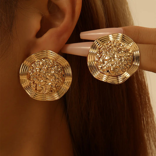Boucles d’oreilles géométriques dorées circulaires, design élégant et moderne.