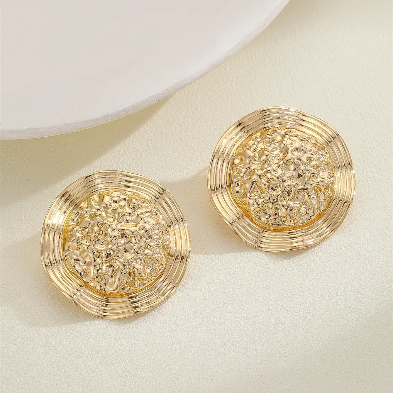 Boucles d’oreilles géométriques chic pour soirée, finition lumineuse et raffinée.