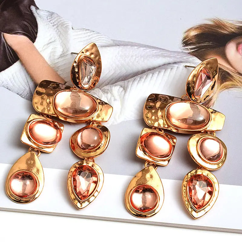 Boucles d’oreilles pendantes dorées à pierres colorées rouge, vert, rose et orange – SecretBombe