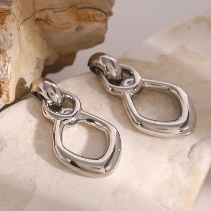 Boucles d’oreilles modernes à porter seules ou combinées avec d’autres accessoires.