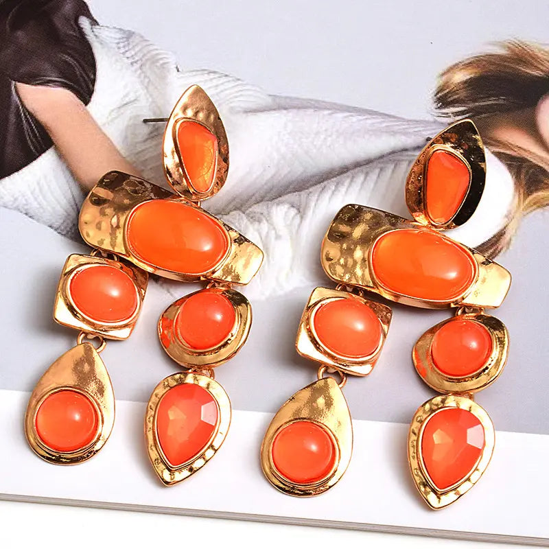 Boucles d’oreilles pendantes dorées à pierres colorées rouge, vert, rose et orange – SecretBombe