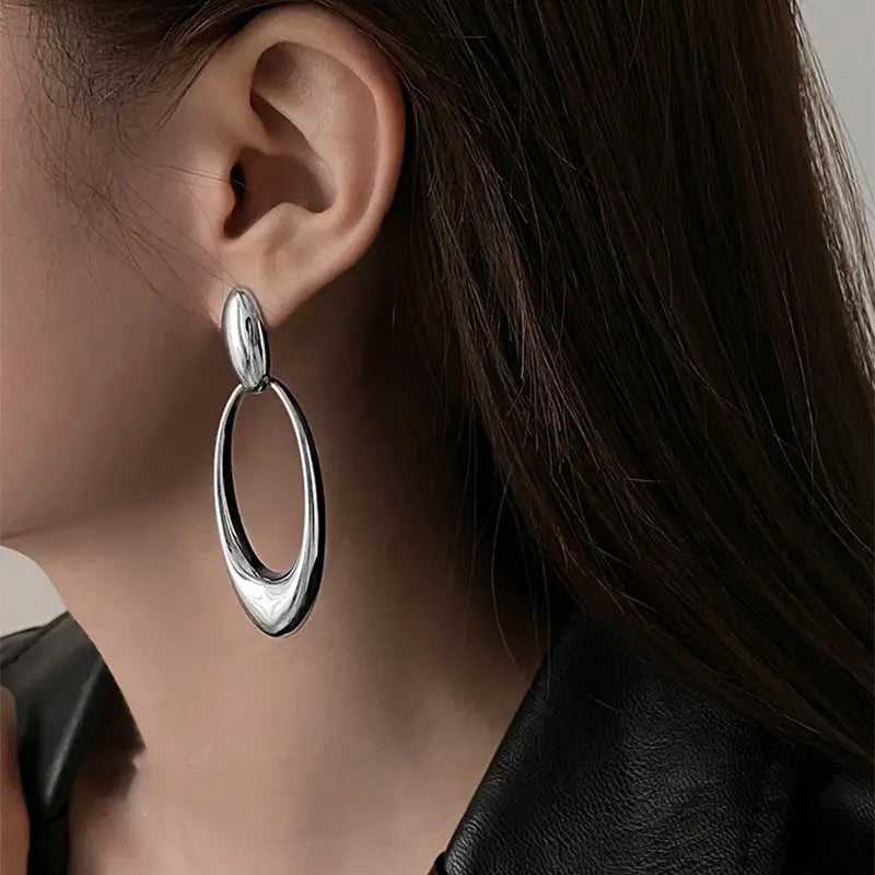 Accessoire mode féminin en métal argenté, boucles légères et confortables