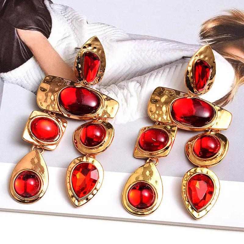 Boucles d’oreilles pendantes dorées à pierres colorées rouge, vert, rose et orange – SecretBombe