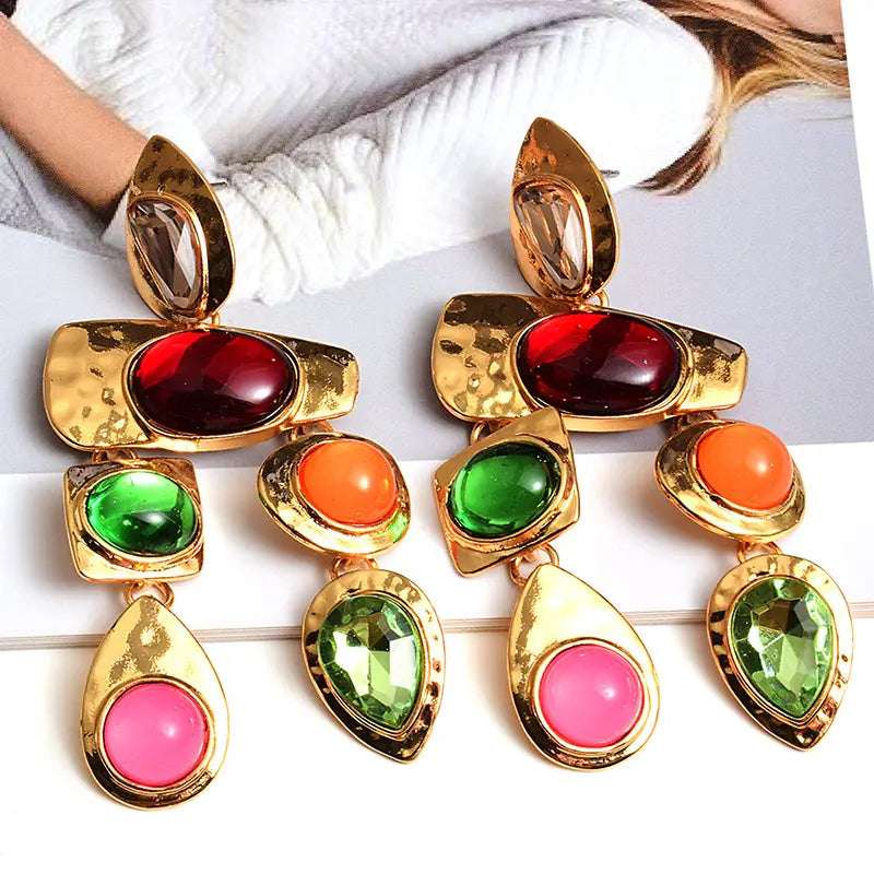 Boucles d’oreilles pendantes dorées à pierres colorées rouge, vert, rose et orange – SecretBombe