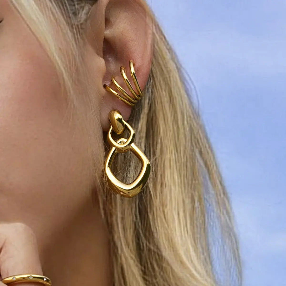 Boucles d’oreilles sculpturales pour femme, finition brillante et durable.