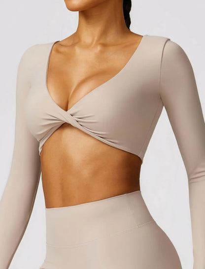 Top de sport noir croisé torsadé, vue de dos, coupe ajustée et tendance