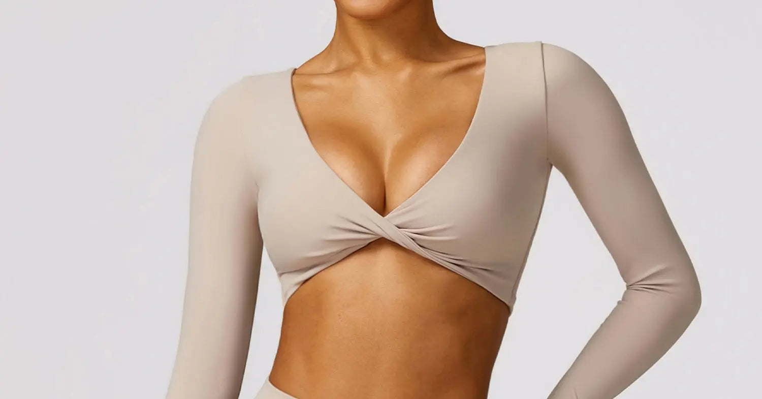 Top de sport croisé torsadé, vue de dos, coupe ajustée et tendance