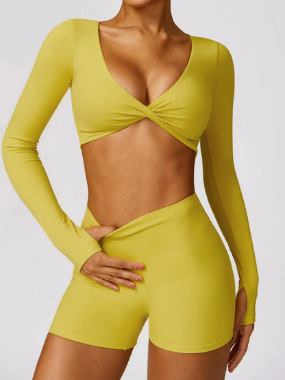 Mannequin portant le top de sport croisé torsadé papillon, coupe ajustée