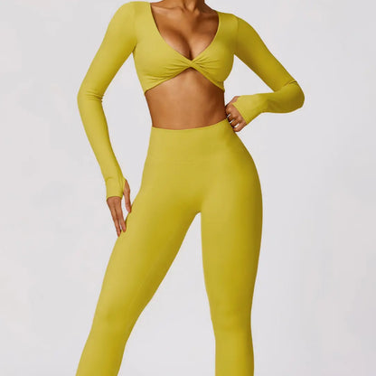 Mannequin portant le top de sport croisé torsadé papillon, coupe ajustée