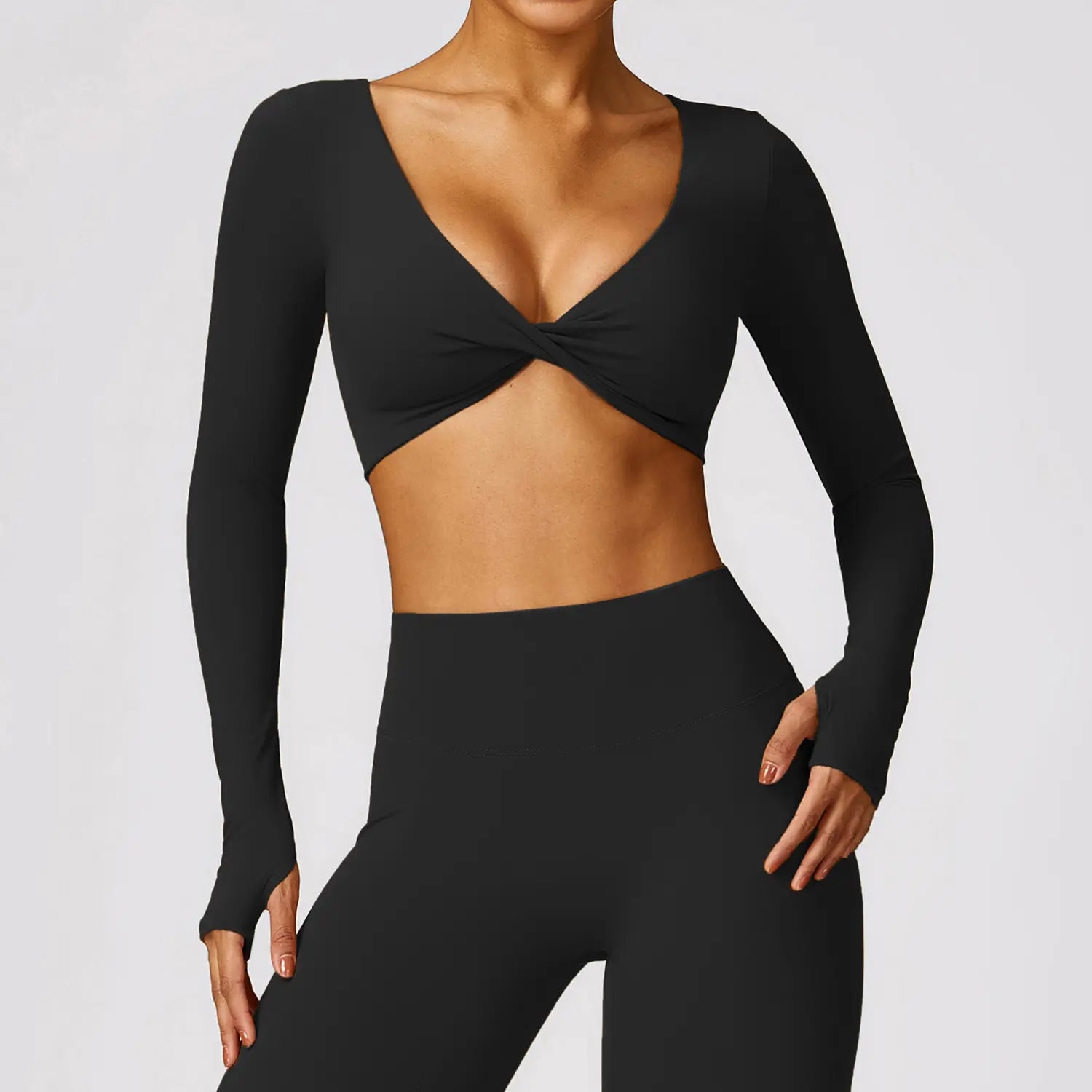 Top de sport noir croisé torsadé, vue de dos, coupe ajustée et tendance