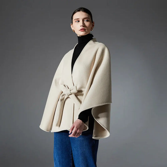Cape femme élégante beige, style moderne et raffiné.