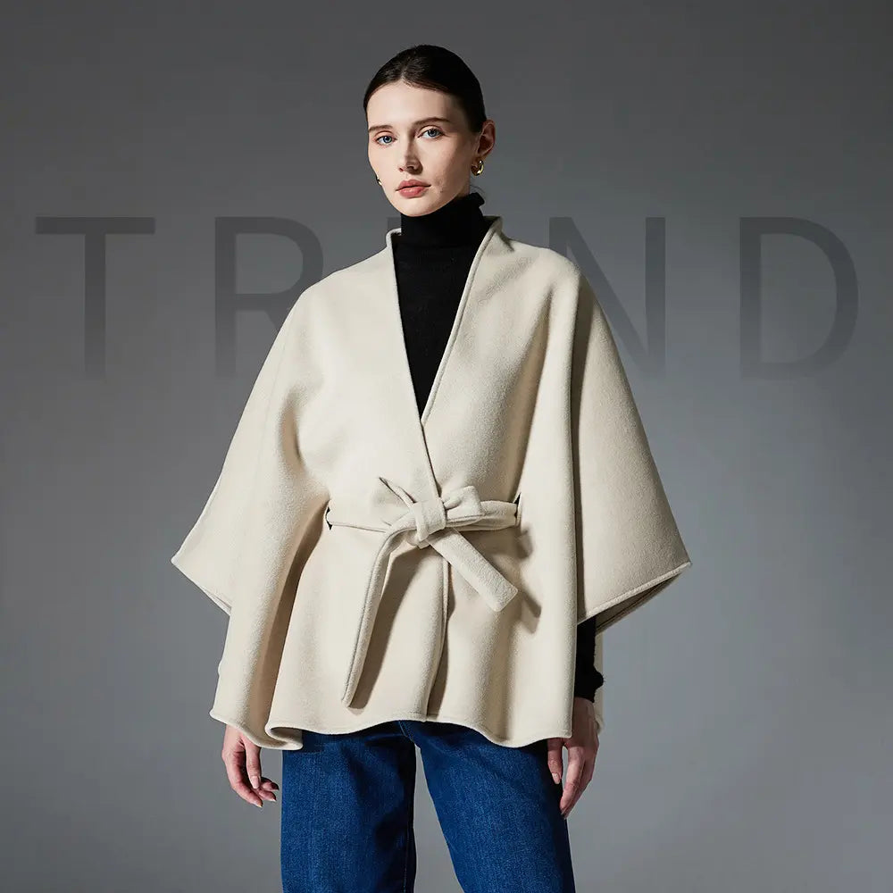 Cape femme élégante beige, style moderne et raffiné.