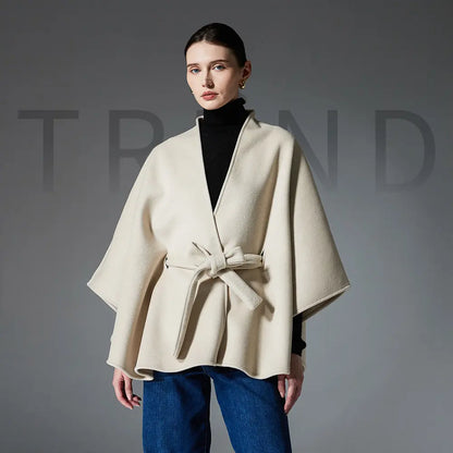 Cape femme élégante beige, style moderne et raffiné.