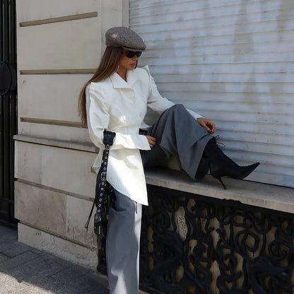 Cardigan chemise longue blanche SecretBombe, look décontracté et élégant au quotidien.