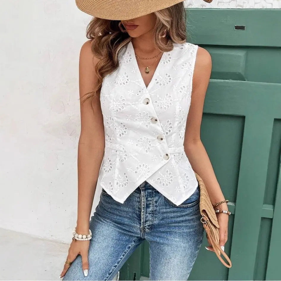 Cardigan blanc sans manches pour femme, coupe slim fit, style commuting chic avec détails ajourés crochetés et boutons décoratifs.