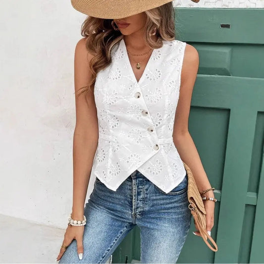 Cardigan blanc sans manches pour femme, coupe slim fit, style commuting chic avec détails ajourés crochetés et boutons décoratifs.