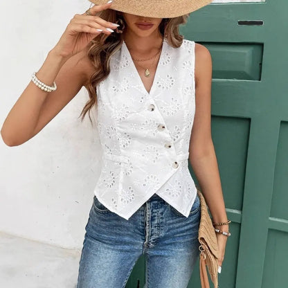 Cardigan blanc sans manches pour femme, coupe slim fit, style commuting chic avec détails ajourés crochetés et boutons décoratifs.