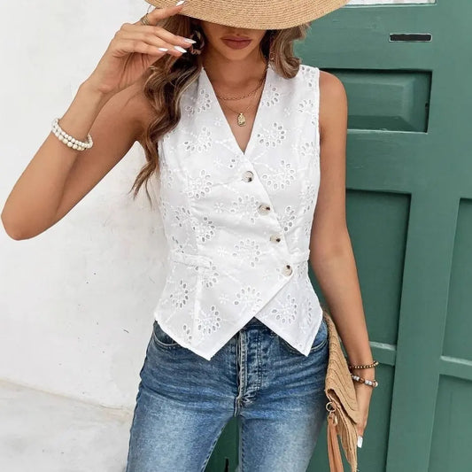 Cardigan blanc sans manches pour femme, coupe slim fit, style commuting chic avec détails ajourés crochetés et boutons décoratifs.