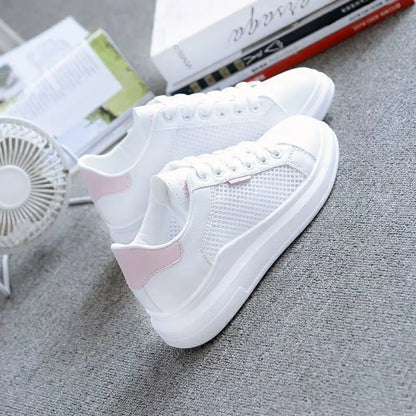Sneakers blanches respirantes pour femme alliant confort et style.