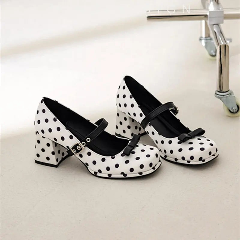 Escarpins femme à pois noir et blanc avec petit talon carré SecretBombe