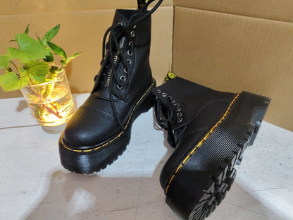 Chaussures SecretBombe, version noire style Martens, cuir embossé, talon moyen chunky, look fashion