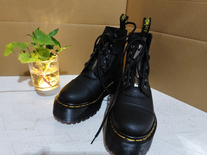 Chaussures style Martens noires pour femme de SecretBombe, cuir embossé, talon moyen chunky et détails métalliques