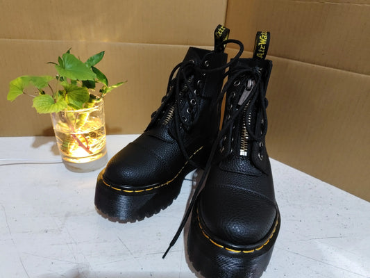 Chaussures style Martens noires pour femme de SecretBombe, cuir embossé, talon moyen chunky et détails métalliques
