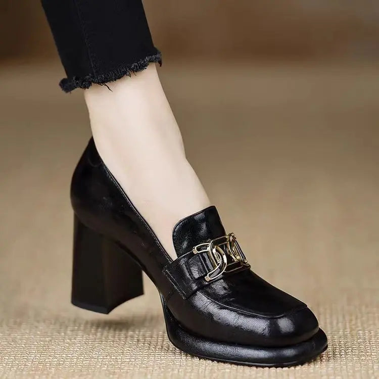 Loafer femme chic avec boucle dorée, cuir végan noir