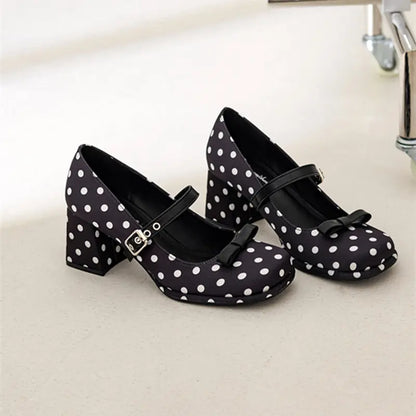 Escarpins à pois noirs et blancs avec bride et talon carré SecretBombe