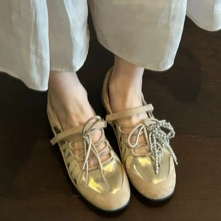 Paire de chaussures plates métallisées dorées avec lacets décoratifs