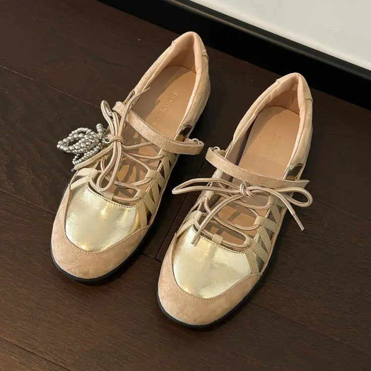Vue de face de chaussures dorées plates à lacets portées par une femme
