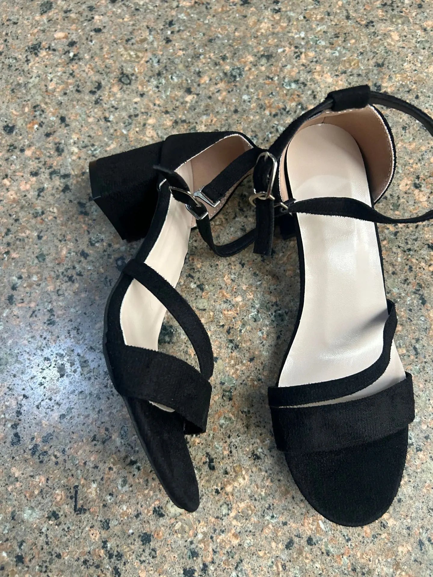 Sandales glamour noires avec finition brillante et fermeture réglable SecretBombe.