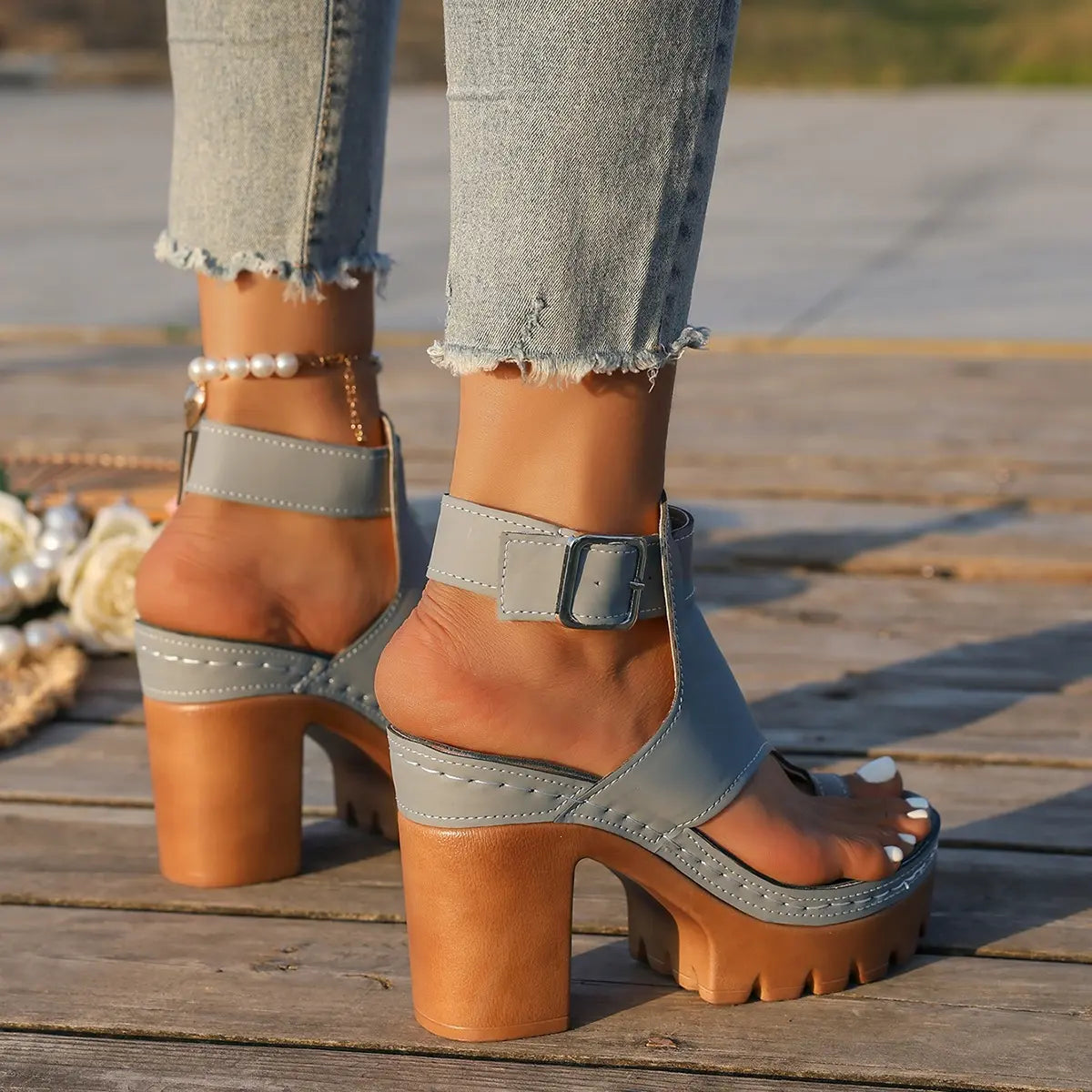 Sandales chic gris  blanc et gris pour femme SecretBombe ✨