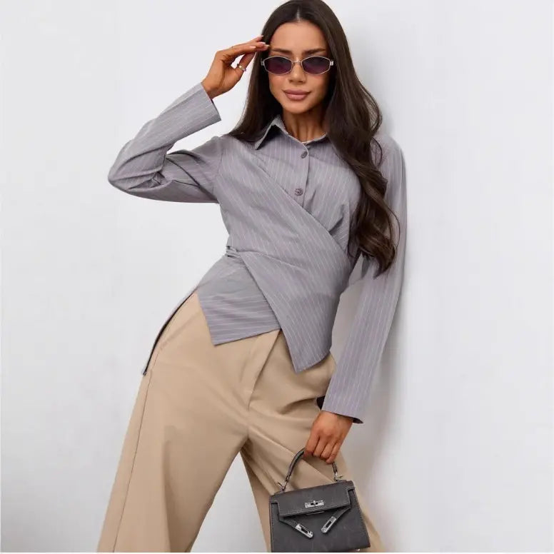 Chemise grise rayée femme SecretBombe pour un look chic avec pantalon beige