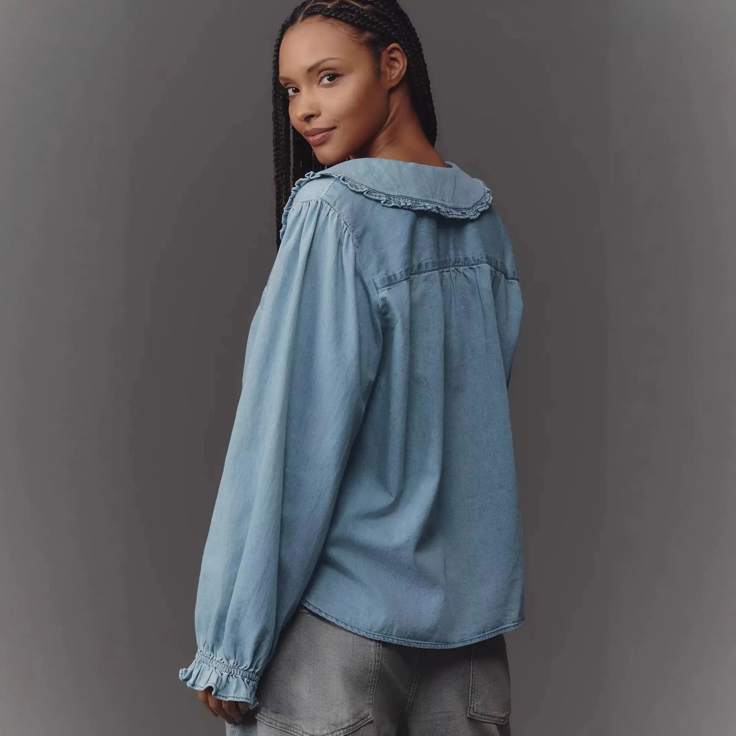 Look urbain chic femme avec chemise denim bleu clair SecretBombe