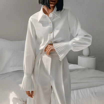 Chemise blanche chic avec boutons dorés pour look raffiné