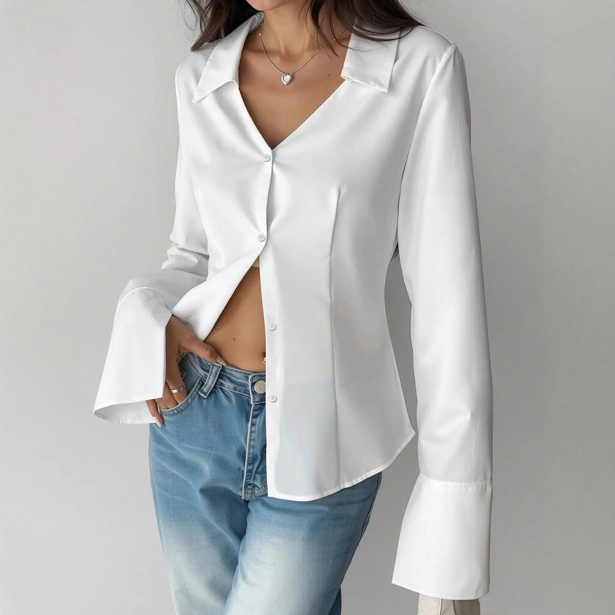 Chemise blanche femme cintrée col V manches cloche SecretBombe