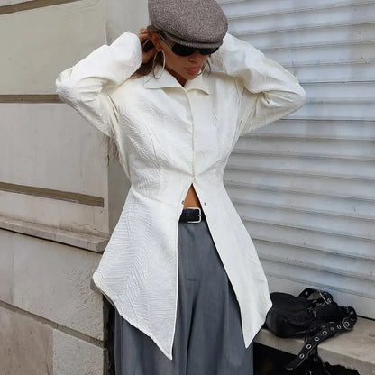 Chemise blanche SecretBombe, casual chic, coupe loose et détails cardigan tendance.