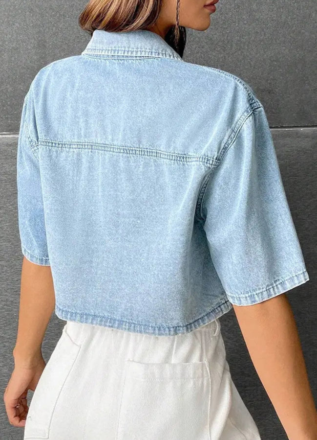 Chemise décontractée femme bleu clair, loose fit, manches courtes, confort et modernité, idéale pour un look chic et relax, disponible en S, M, L, XL et 2XL.