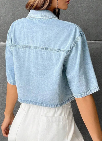 Chemise décontractée femme bleu clair, loose fit, manches courtes, confort et modernité, idéale pour un look chic et relax, disponible en S, M, L, XL et 2XL.