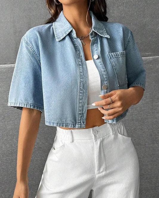 Chemise loose fit femme bleu clair, coupe ample et confortable, manches courtes, détails élégants avec poche poitrine et boutons pression, idéale pour un style chic et décontracté, tailles S à 2XL.