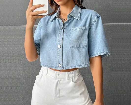 Chemise loose fit femme bleu clair, manches courtes, coupe ample et confortable, poche poitrine et boutons pression, look chic et décontracté, tailles S à 2XL.