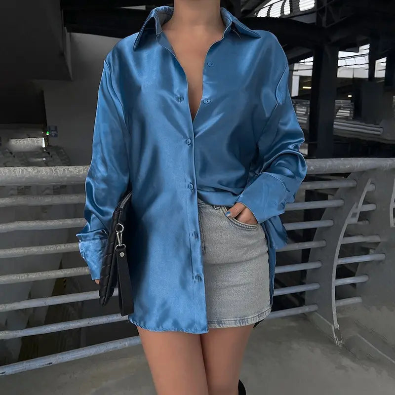 Chemise satinée élégante femme noire détail texture satinée brillante