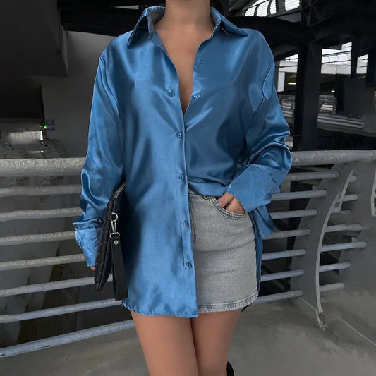 Chemise satinée élégante femme noire détail texture satinée brillante