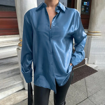 Chemise satinée bleu femme coupe régulière avec fermeture boutonnée