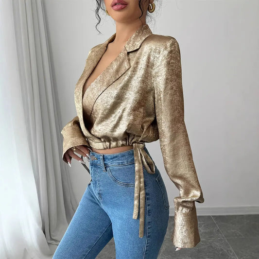 Chemise satin doré portefeuille femme, manches évasées, chic pour soirée.