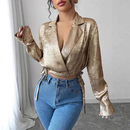 Chemise portefeuille en satin doré pour femme, effet métallisé élégant, idéale pour soirées chic. Disponible en grande taille du L au 5XL, manches évasées, style habillé et sophistiqué.