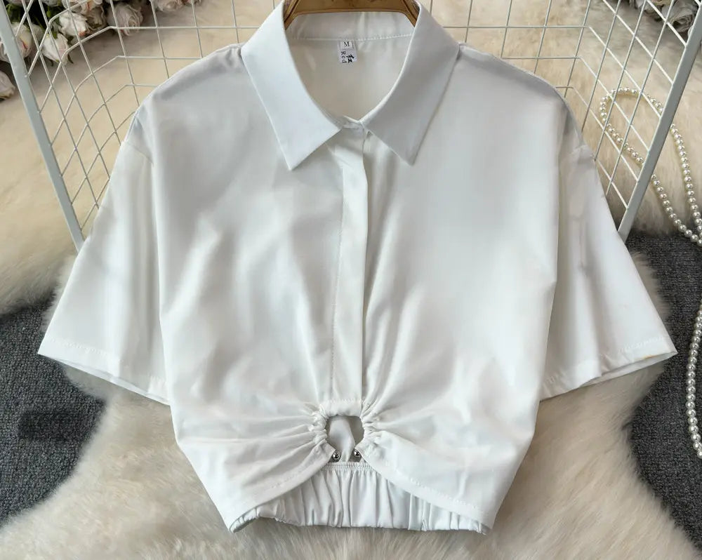 Chemise slim fit femme blanche, coupe ajustée qui affine la silhouette, boutons discrets sur le devant, parfaite pour un look chic au bureau.