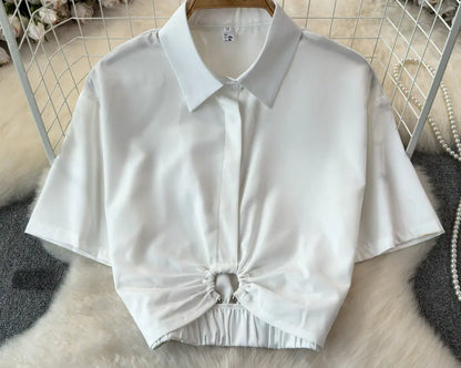 Chemise slim fit femme blanche, coupe ajustée qui affine la silhouette, boutons discrets sur le devant, parfaite pour un look chic au bureau.