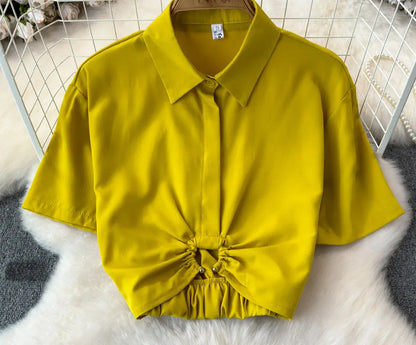 Chemise slim fit femme jaune, tissu doux et légèrement extensible, coupe ajustée, look chic et confortable pour la journée.